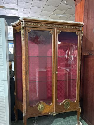 Vitrina de madera con detalles dorados