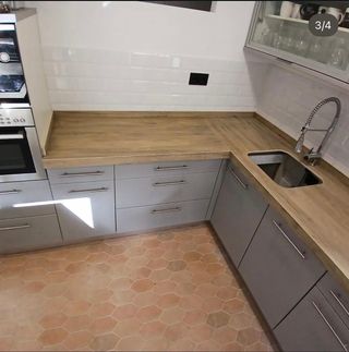 Mobiliario de cocina madera y encimera negra