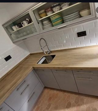 Mobiliario de cocina madera y encimera negra