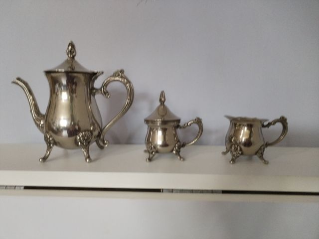 Juego de café decorativo de metal plateado