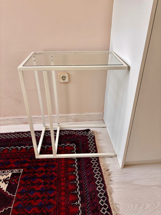 Mesa auxiliar Ikea blanca con cristal