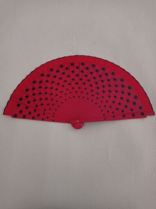 Abanico de madera con lunares rojos y negros