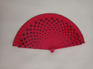 Abanico de madera con lunares rojos y negros