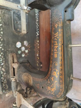 Máquina de coser muy antigua WERTHEIM