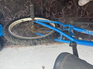 Bicicleta BMX azul antigua