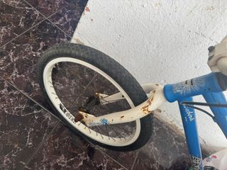 Bicicleta BMX azul antigua