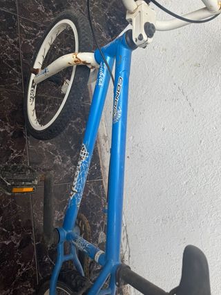Bicicleta BMX azul antigua