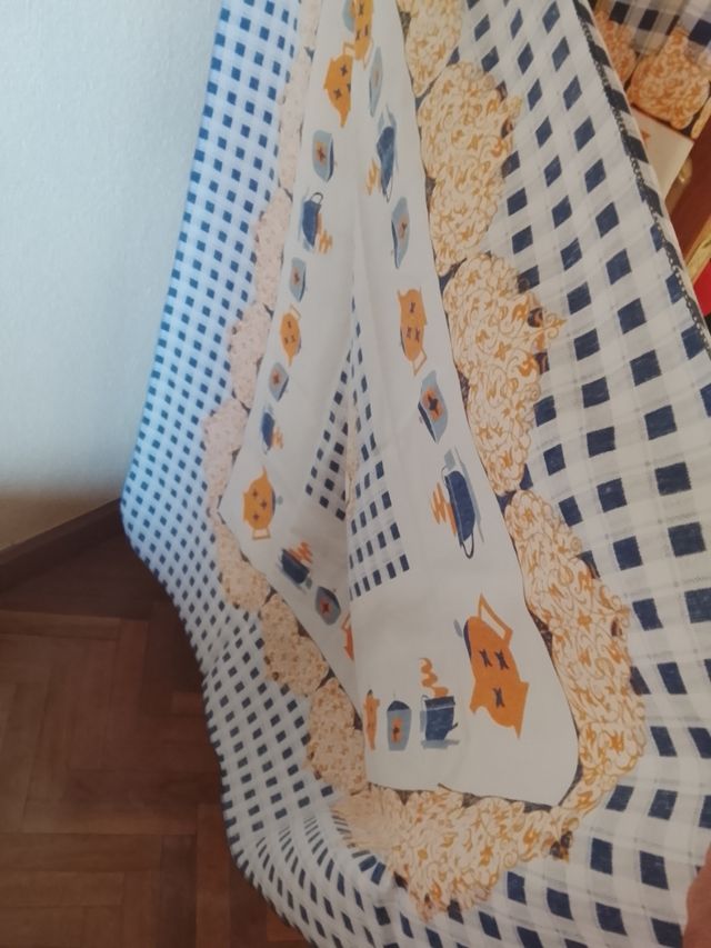 Mantel cuadrado tela azul y naranja. Nuevo