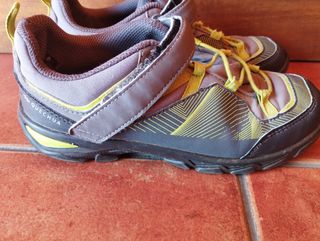 Zapatos montaña Quechua Talla 32