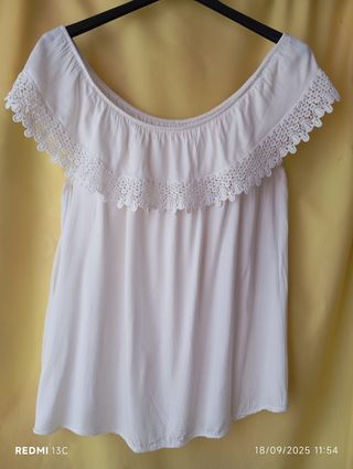 Blusa blanco roto, cuello barco con encaje