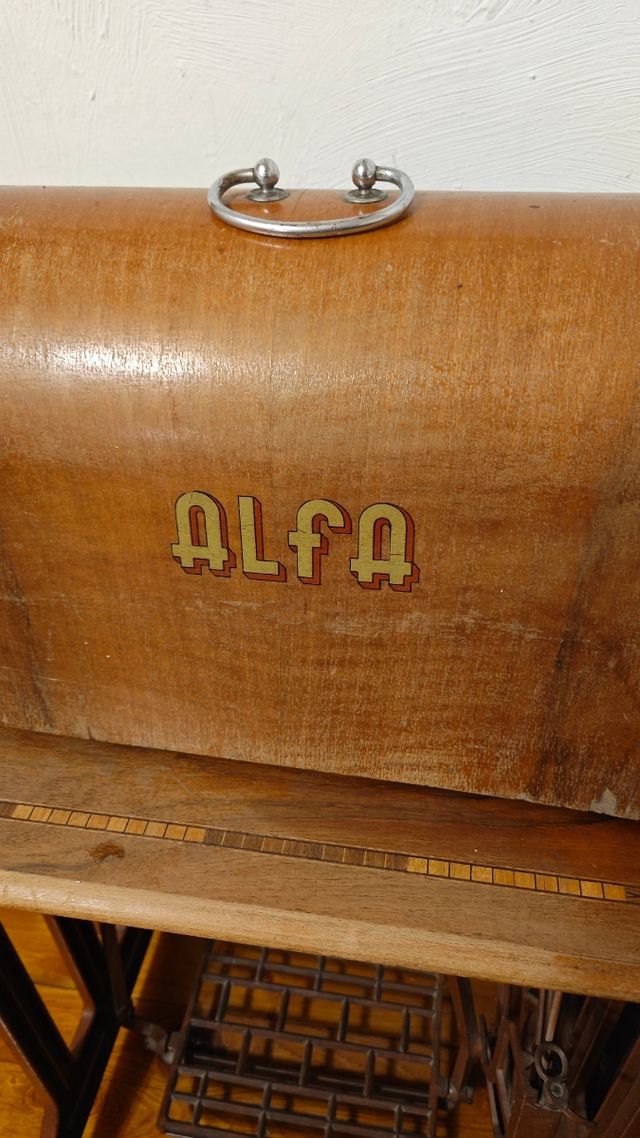 Máquina de coser Alfa antigua