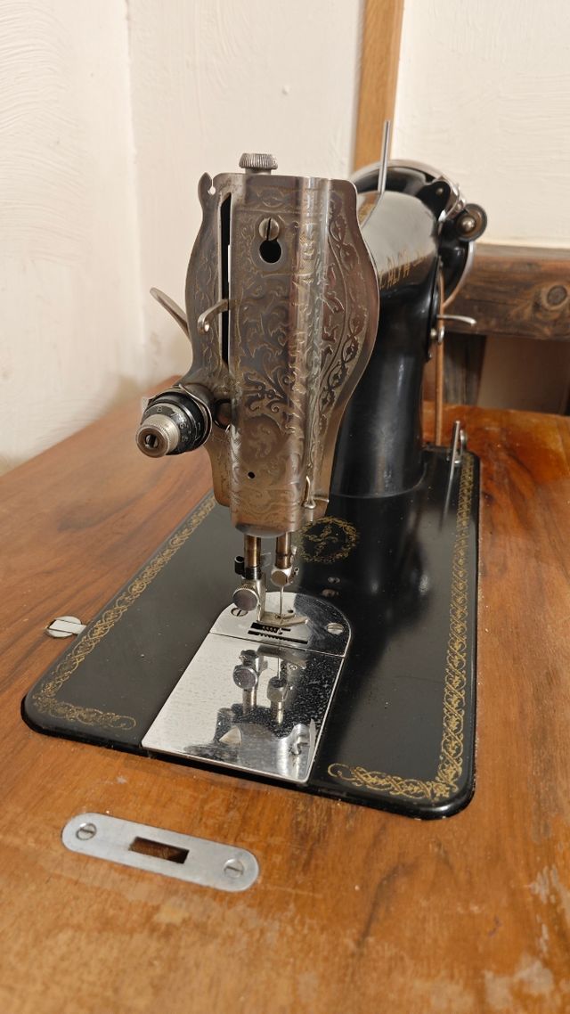 Máquina de coser Alfa antigua