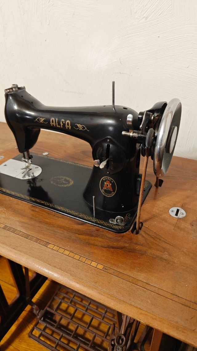 Máquina de coser Alfa antigua