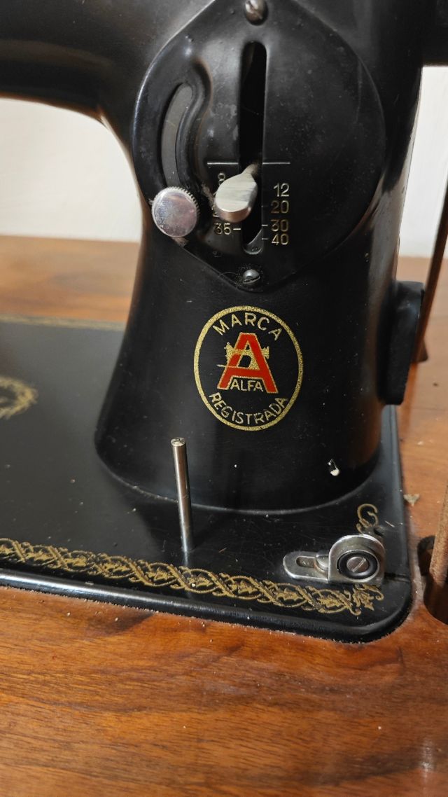 Máquina de coser Alfa antigua