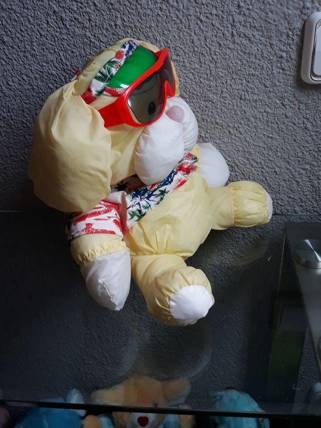 Peluche perro con gafas de sol
Es súper gracioso..