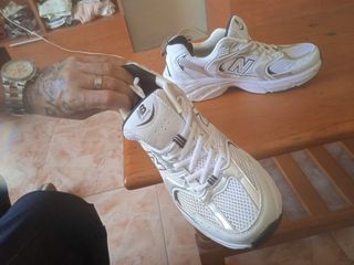 Tenis New Balance plateados y blancos