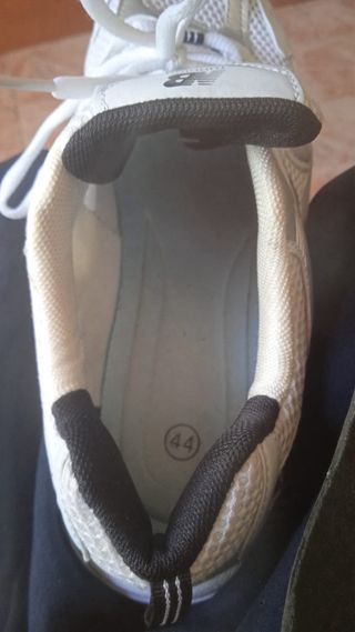 Tenis New Balance plateados y blancos