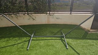 Hamaca de jardín gris con estructura