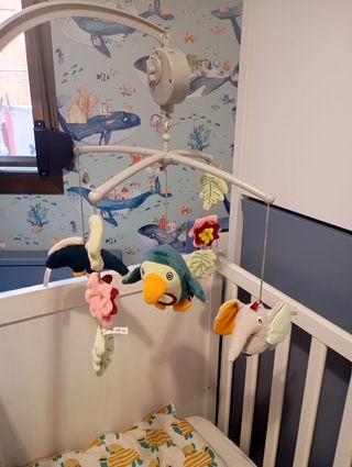 Móvil de cuna musical con figuras