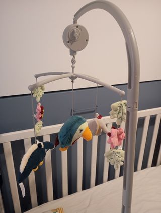 Móvil de cuna musical con figuras