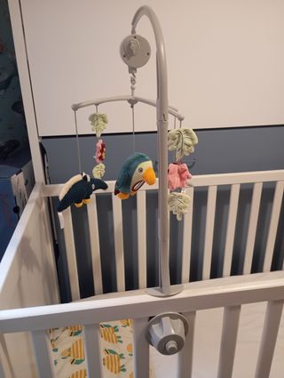 Móvil de cuna musical con figuras