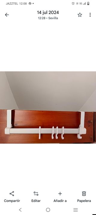 Perchero de aluminio y plástico