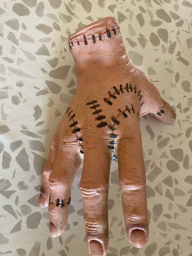 Mano de Halloween con costuras