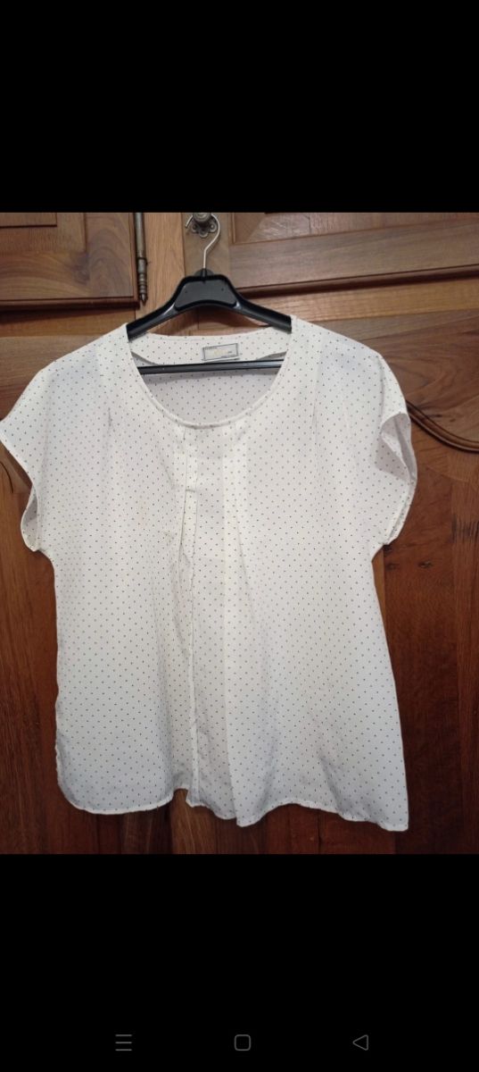 Camisa blanca manga corta con topos negros