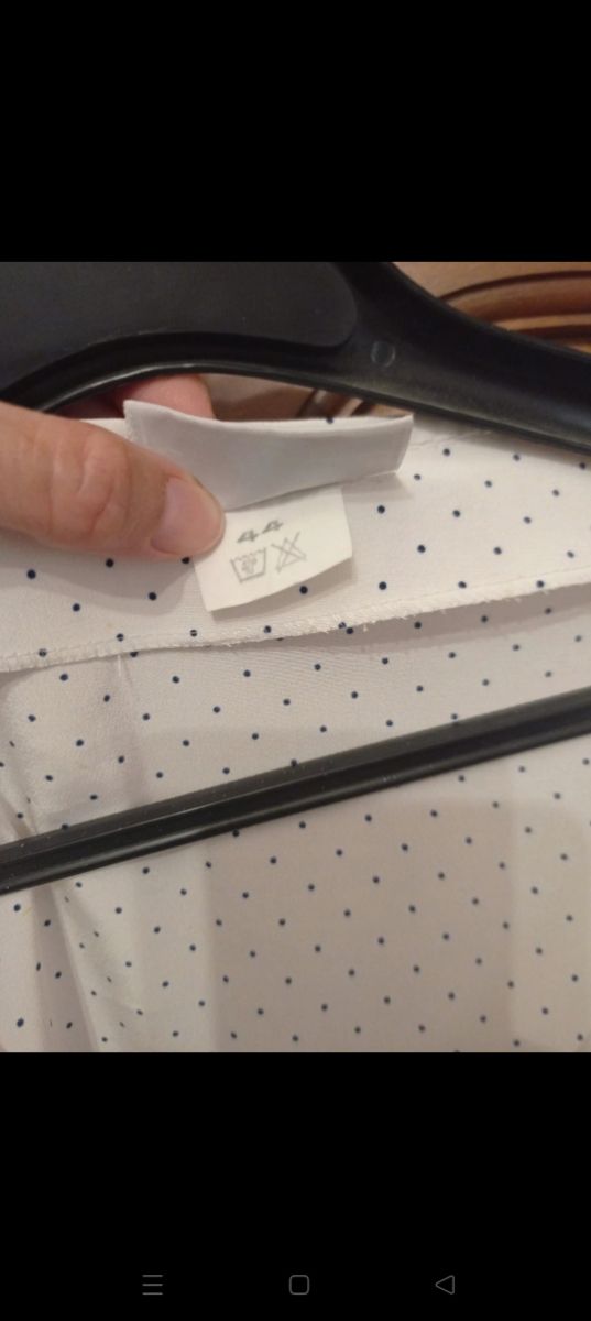 Camisa blanca manga corta con topos negros