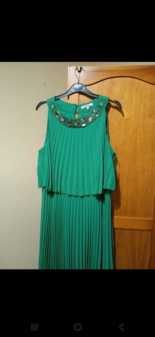 Vestido de fiesta verde con pedrería