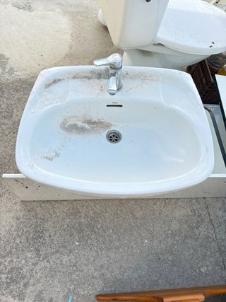 Lavabo de baño blanco y Grifo