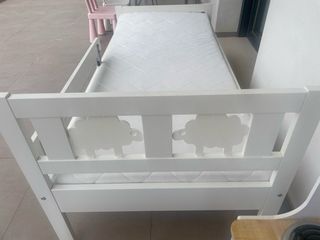 Cama infantil blanca con somier y colchón