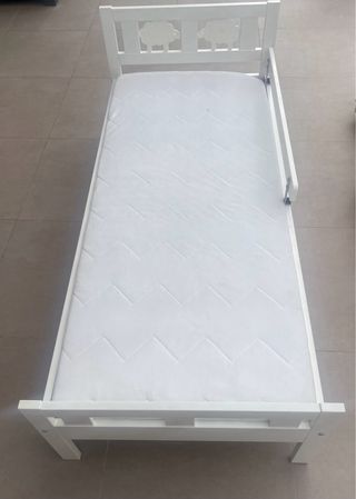 Cama infantil blanca con somier y colchón