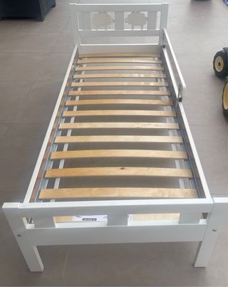 Cama infantil blanca con somier y colchón