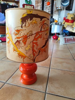 Lampada vintage arancione con paralume decorato