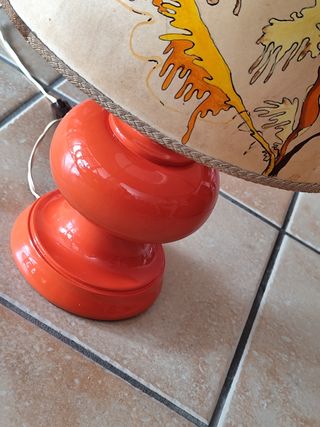 Lampada vintage arancione con paralume decorato
