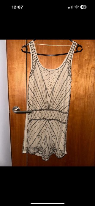 dos Vestidos joya beige y plateado  uno negro y ot