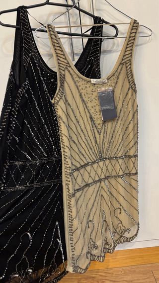 dos Vestidos joya beige y plateado  uno negro y ot