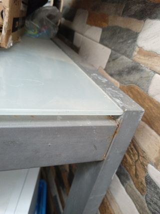Mesa de cristal y metal