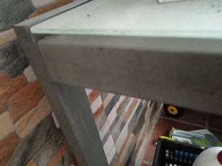 Mesa de cristal y metal