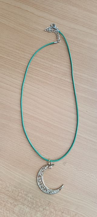 Colgante Luna Plateada con Cordón Turquesa