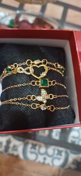 5 Pulseras Doradas con Dijes
