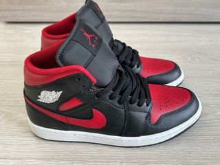 Nike Jordan Mid 1 Negro y Rojo