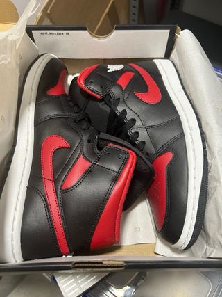 Nike Jordan Mid 1 Negro y Rojo