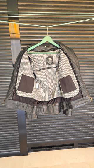 Chaqueta de cuero negra para moto