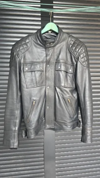 Chaqueta de cuero negra para moto