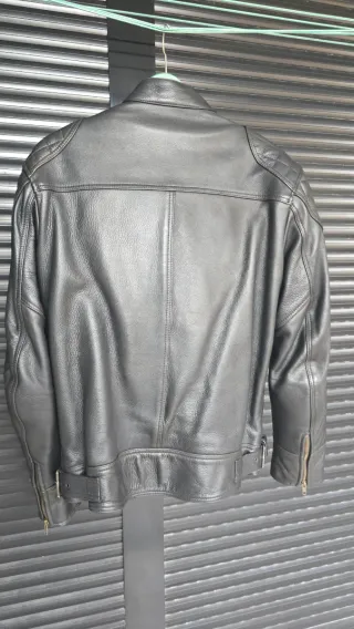 Chaqueta de cuero negra para moto