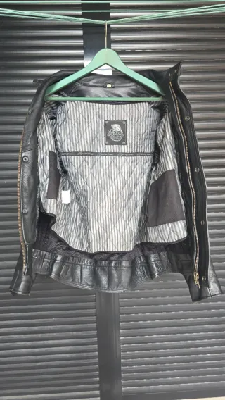 Chaqueta de cuero negra para moto