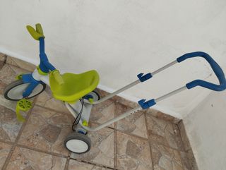 Triciclo infantil con manillar