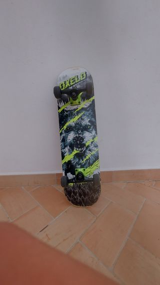 Skateboarding Oxelo con diseño de lobo